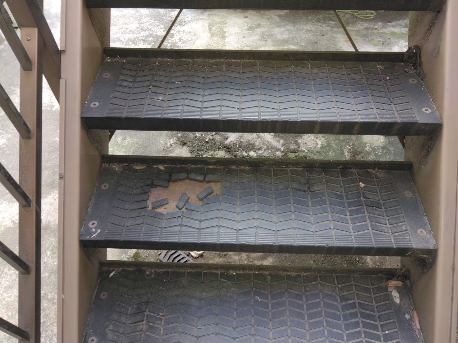 劣化したゴムシートの破損状況